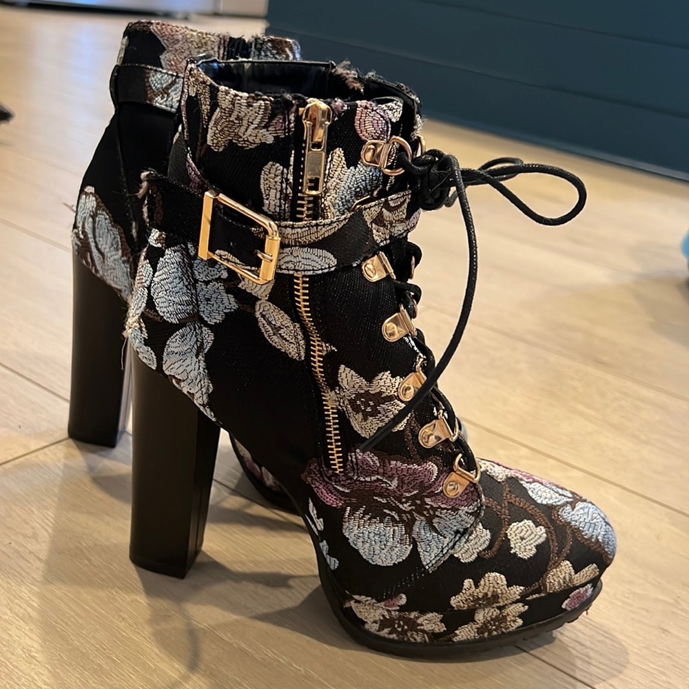 Like new shoe dazzle booties!